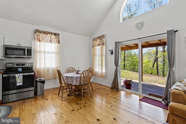 21 THORNWOOD DR, Berkeley Springs, WV 25411