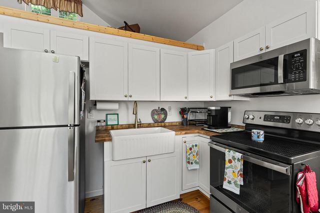 21 THORNWOOD DR, Berkeley Springs, WV 25411