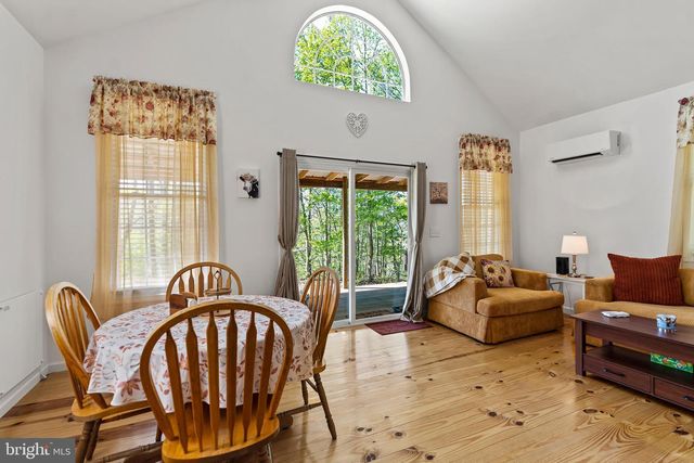 21 THORNWOOD DR, Berkeley Springs, WV 25411
