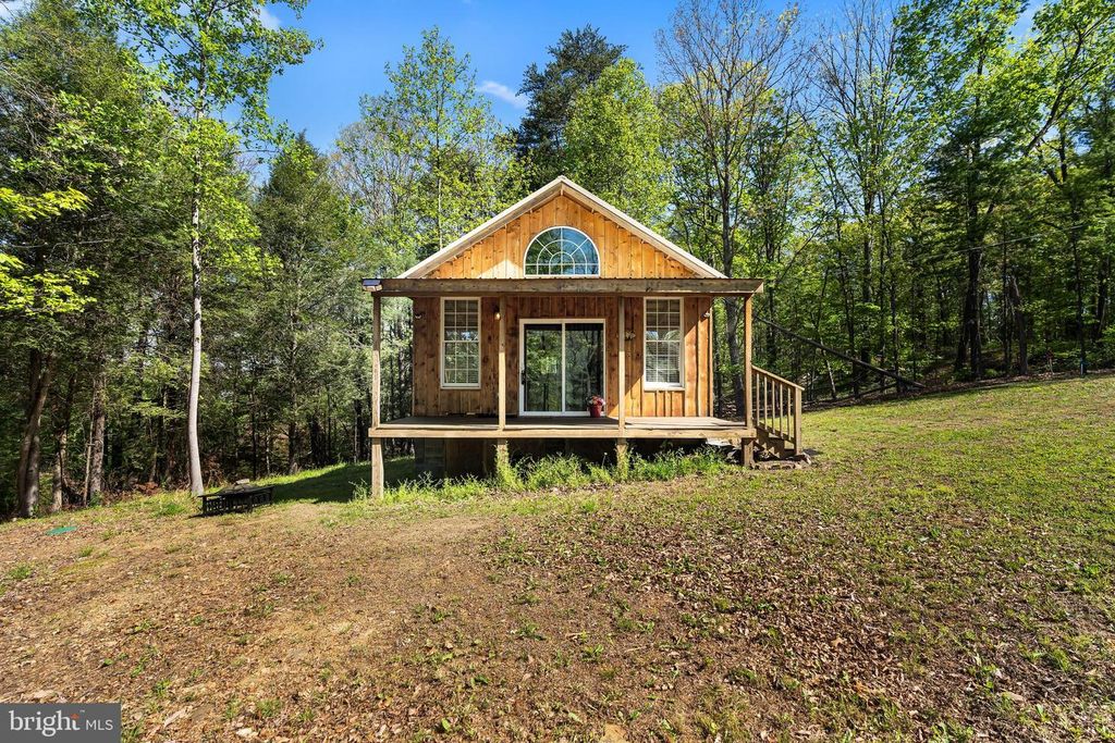 21 THORNWOOD DR, Berkeley Springs, WV 25411