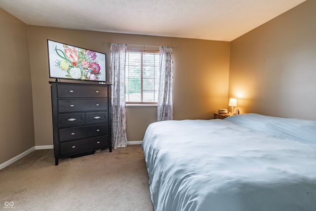 8566 Buckingham Drive, Columbus, IN 47201