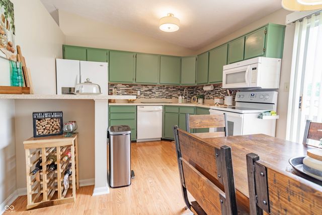 8566 Buckingham Drive, Columbus, IN 47201