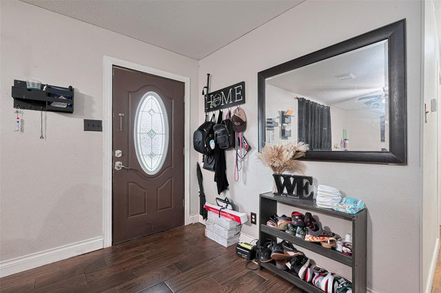 9326 Montgomery Lane, La Porte, TX 77571