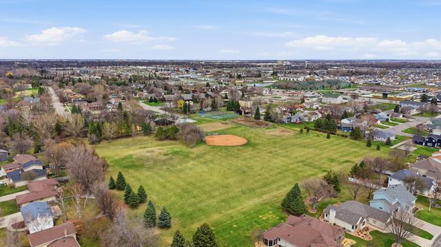 928 41st Avenue S, Moorhead, MN 56560