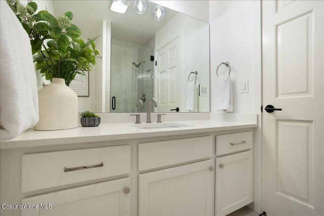 232 Pomrankey Ln, Dover, ID 83825