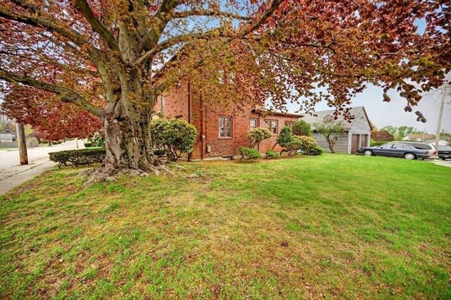 1800 Robeson St, Fall River, MA 02720