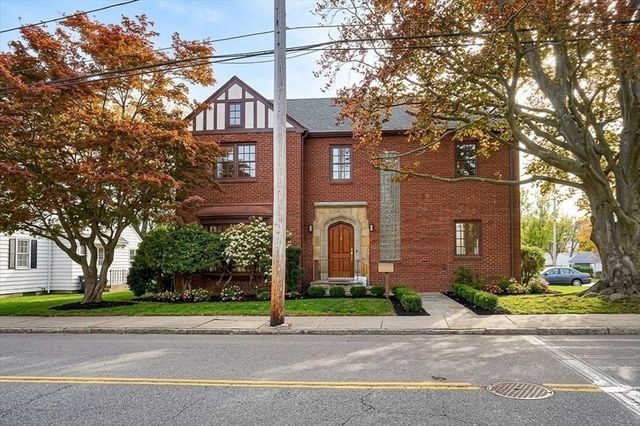 1800 Robeson St, Fall River, MA 02720