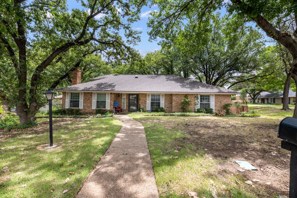 1707 Woodridge Circle, Arlington, TX 76013