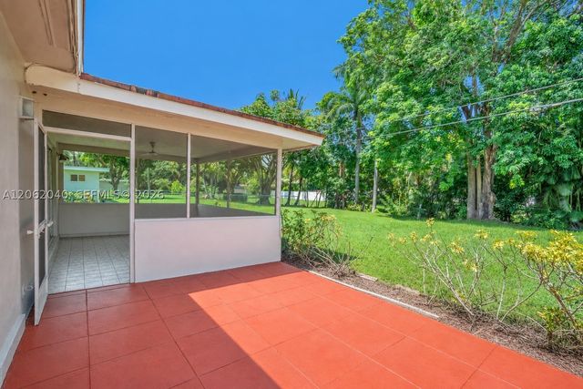 861 Holly Ln, Plantation, FL 33317