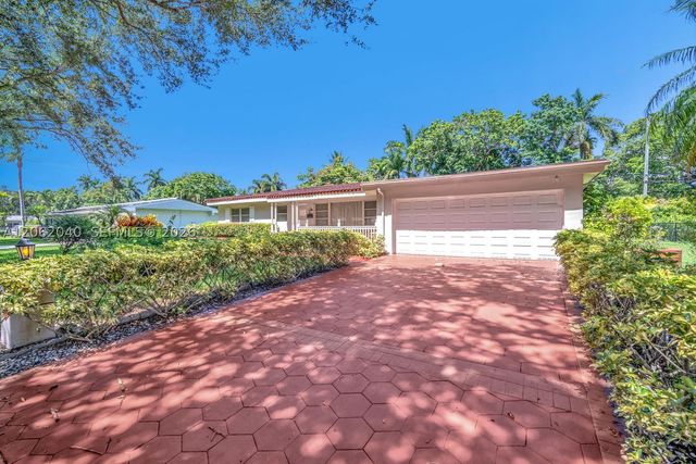 861 Holly Ln, Plantation, FL 33317