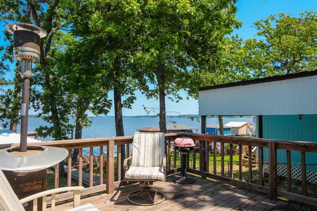 955 Beachside Dr, Chandler, TX 75758