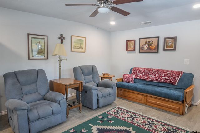 955 Beachside Dr, Chandler, TX 75758