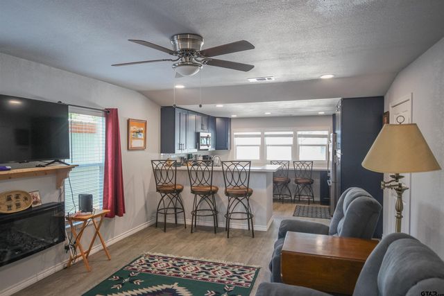955 Beachside Dr, Chandler, TX 75758