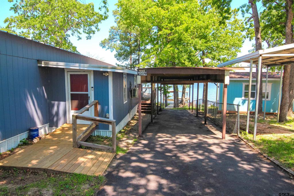 955 Beachside Dr, Chandler, TX 75758