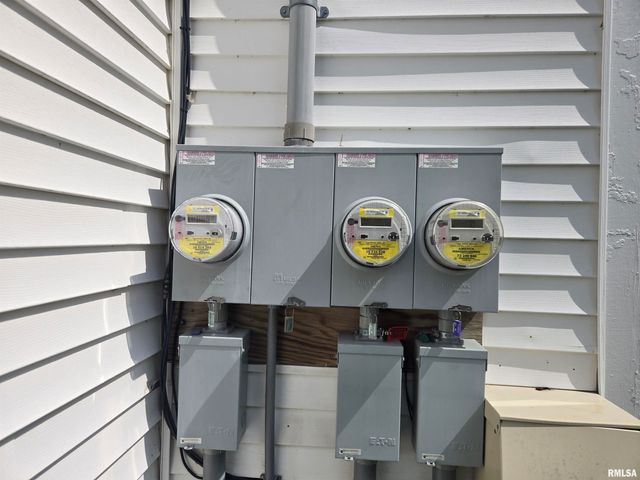 270 N AVENUE C Street, Canton, IL 61520