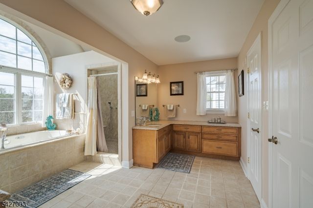 22 Spruce Ln, Montgomery Twp., NJ 08502
