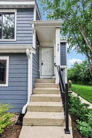 912 MANCHESTER Circle -, Schaumburg, IL 60193
