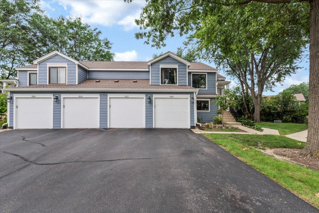 912 MANCHESTER Circle -, Schaumburg, IL 60193