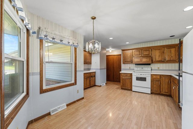 100 Deer Ridge DRIVE, West Bend, WI 53095