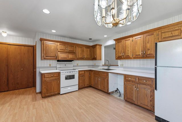 100 Deer Ridge DRIVE, West Bend, WI 53095