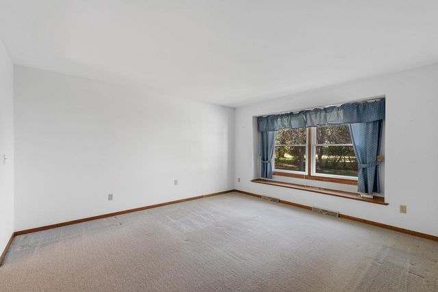 100 Deer Ridge DRIVE, West Bend, WI 53095