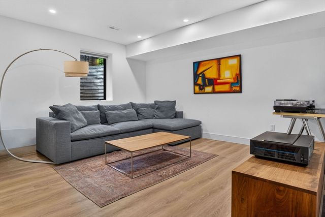 906-908 Chestnut Street 906, Newton, MA 02468