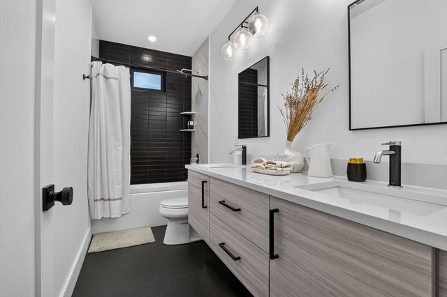 906-908 Chestnut Street 906, Newton, MA 02468