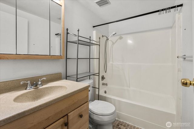 9517 NE 180th Street #B104, Bothell, WA 98011
