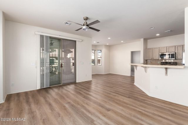 496 W Knotwood Street, Green Valley, AZ 85614