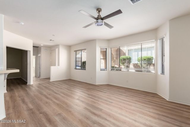 496 W Knotwood Street, Green Valley, AZ 85614