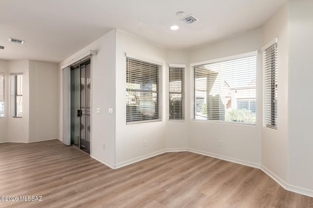 496 W Knotwood Street, Green Valley, AZ 85614