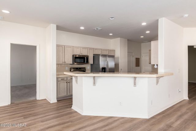 496 W Knotwood Street, Green Valley, AZ 85614