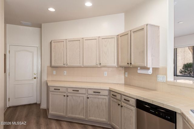 496 W Knotwood Street, Green Valley, AZ 85614