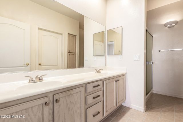 496 W Knotwood Street, Green Valley, AZ 85614