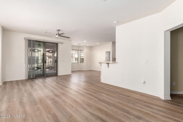 496 W Knotwood Street, Green Valley, AZ 85614