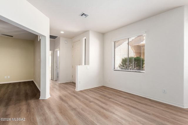 496 W Knotwood Street, Green Valley, AZ 85614