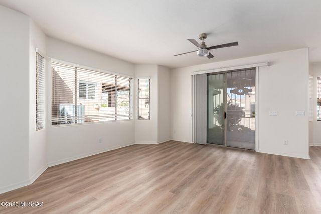 496 W Knotwood Street, Green Valley, AZ 85614