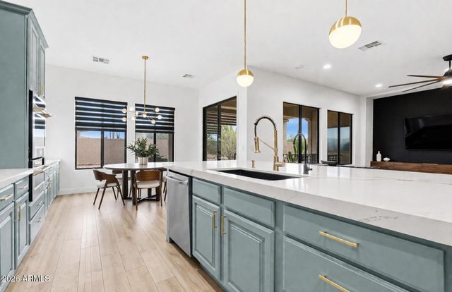 1829 W ALOE VERA Drive, Phoenix, AZ 85085