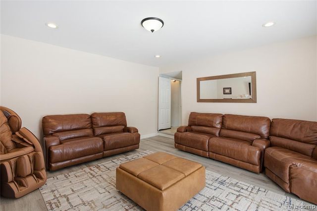 39120 Della Rosa Drive, Sterling Heights, MI 48313