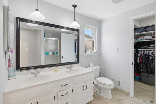 39120 Della Rosa Drive, Sterling Heights, MI 48313