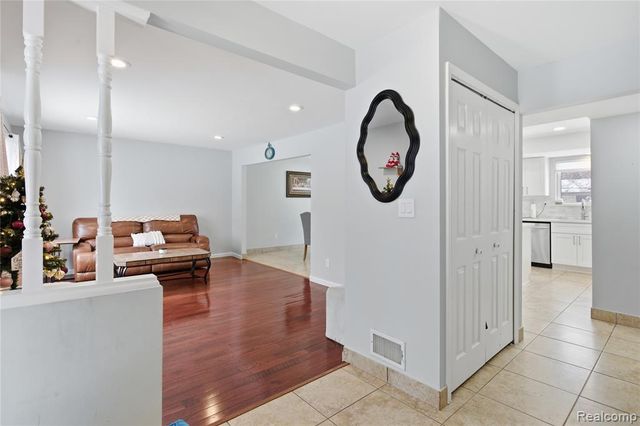 39120 Della Rosa Drive, Sterling Heights, MI 48313