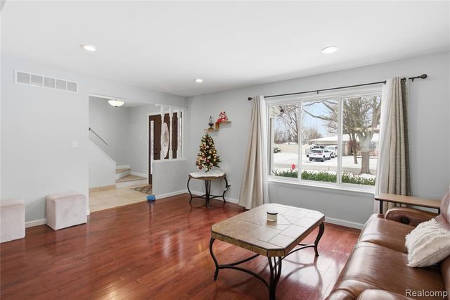 39120 Della Rosa Drive, Sterling Heights, MI 48313