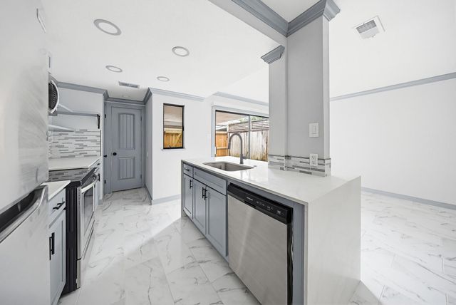 9706 Westview Drive 3, Houston, TX 77055