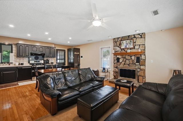 958 Parker St, Springfield, MA 01129