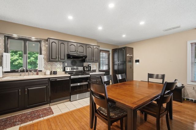 958 Parker St, Springfield, MA 01129