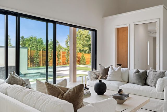 860 Brook Hollow Rd, Nashville, TN 37205