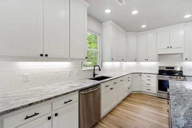13 Strichen Lane, Bella Vista, AR 72715