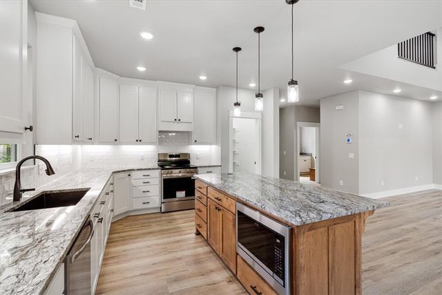 13 Strichen Lane, Bella Vista, AR 72715