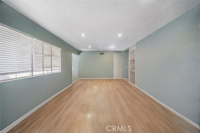 14305 Osborne Street, Panorama City (los Angeles), CA 91402