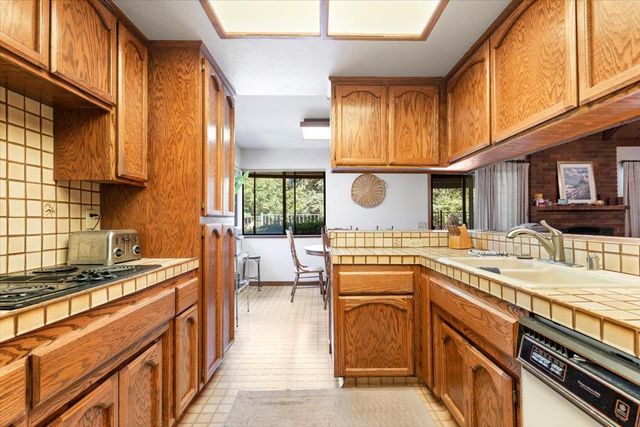 909 El Rancho Ct, Roseville, CA 95661